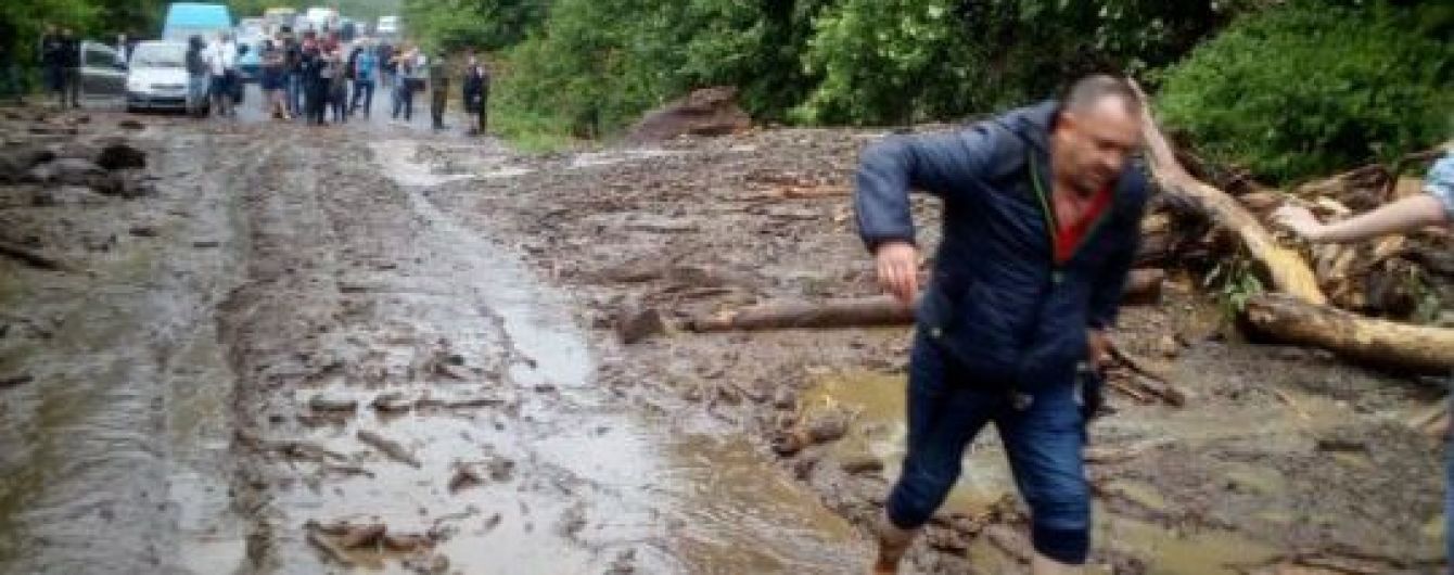 Зсув ґрунту перекрив трасу в Карпатах