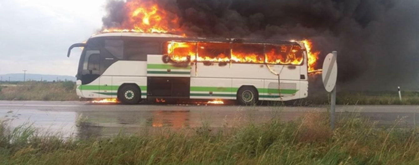 У Греції удар блискавки знищив туристичний автобус