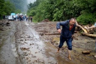 Зсув ґрунту перекрив трасу в Карпатах