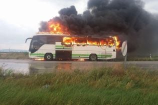 У Греції удар блискавки знищив туристичний автобус