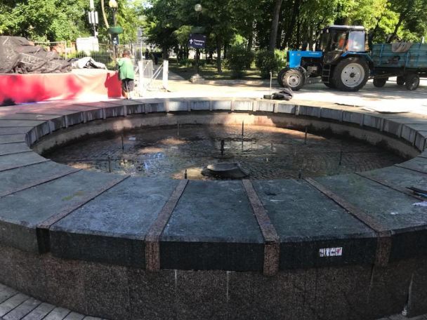 Фонтан у парку Шевченка до та після фанатів