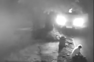У Тернополі авто переїхало чоловіка, який сидів на тротуарі. Момент наїзду зафіксувала камера спостереження
