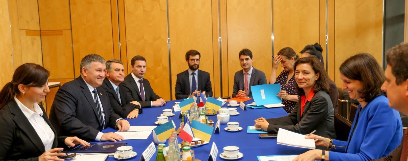 Україна домовилася з Францією про поставку півсотні сучасних гелікоптерів для МВС