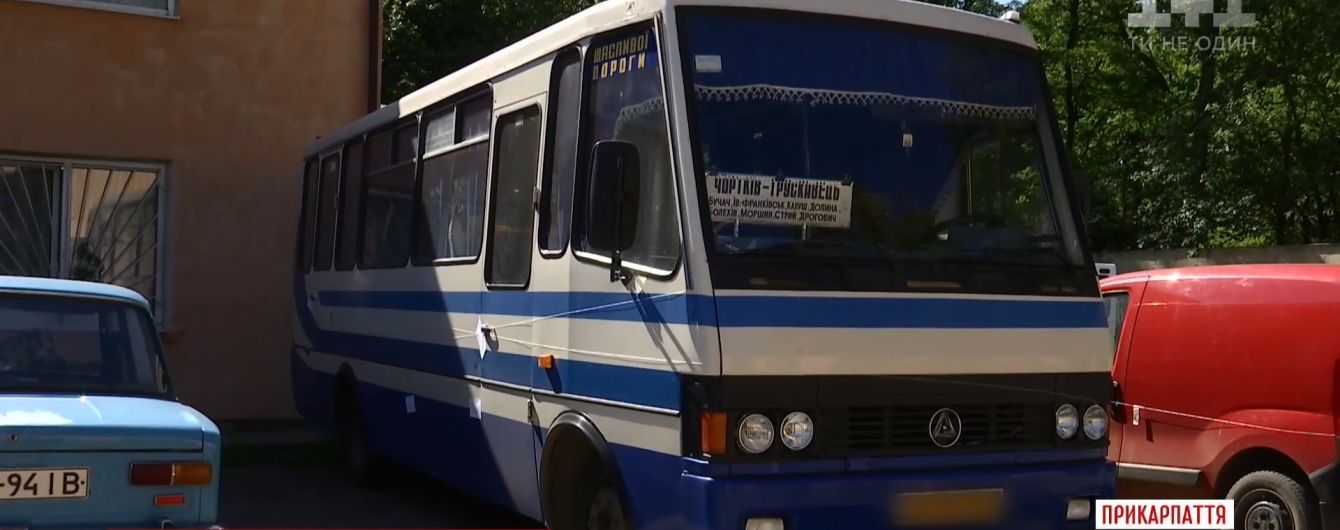 На Прикарпатті з міжміського автобуса на ходу випала жінка