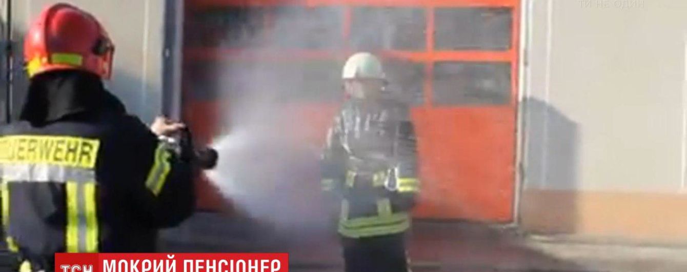 Мокре прощання. Пожежники провели на пенсію свого колегу обливанням із брандспойтів
