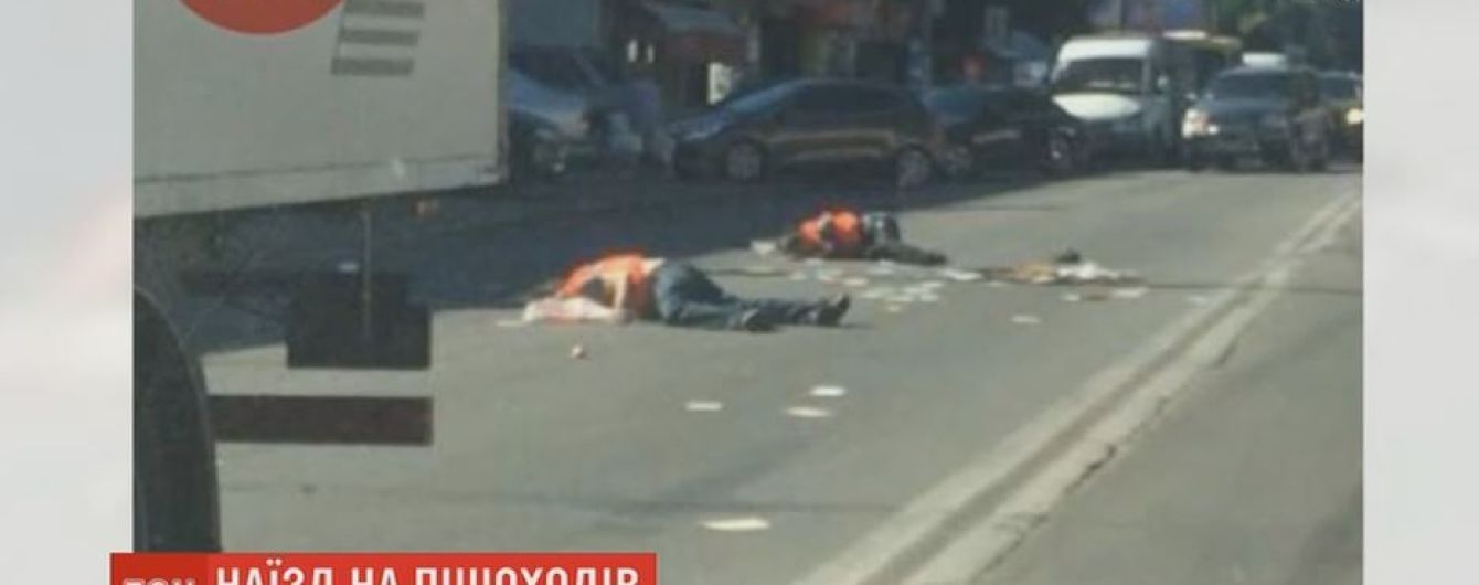 Вантажівка в Києві збила двох людей на пішохідному переході
