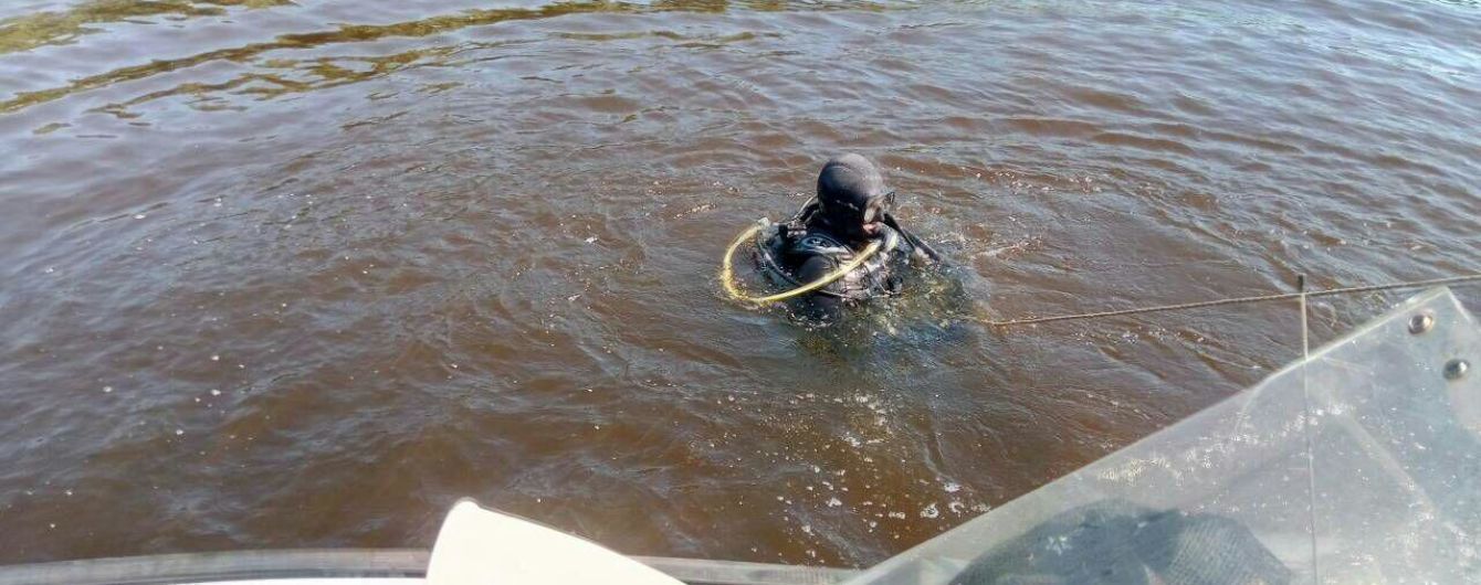 В Киеве спасатели разыскивают ребенка, который нырнул в воды Днепра и исчез