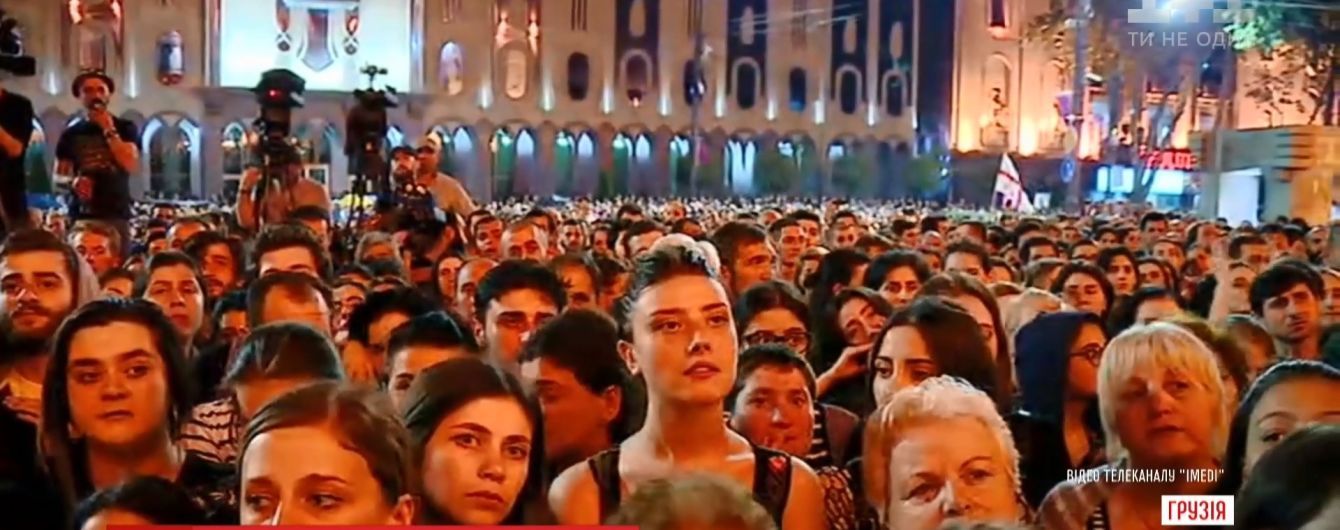 Стихийный митинг в Тбилиси "сбросил" с должности прокурора и перерос в бессрочную акцию протеста