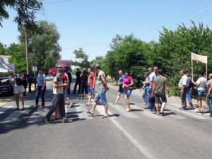 В Харьковской области десятки людей перекрыли трассу государственного значения