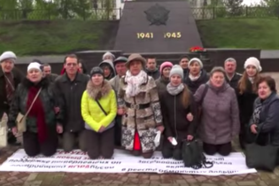 В Екатеринбурге жители стали на колени, обращаясь к Путину