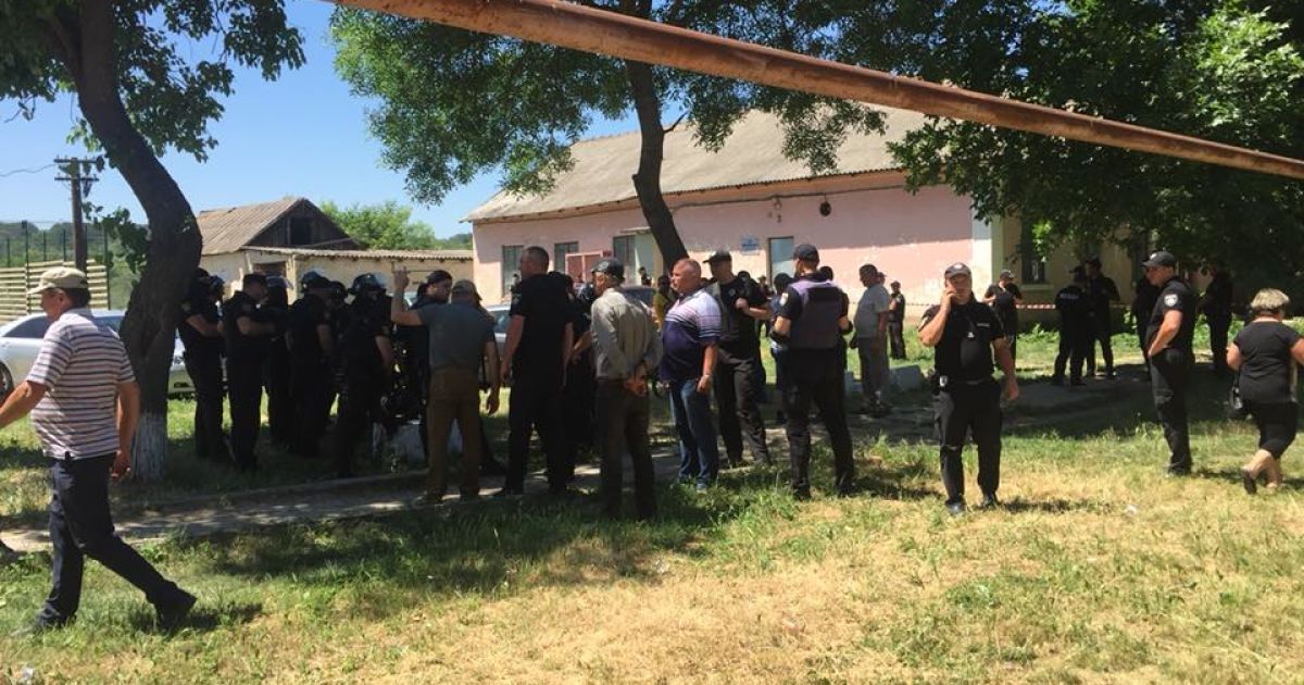 На Одещині активісти побилися з поліцейськими через перевибори, постраждали 13 правоохоронців