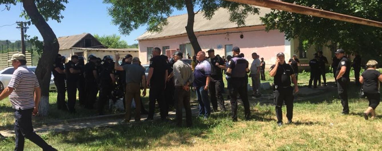 На Одесчине активисты подрались с полицейскими из-за перевыборов, пострадали 13 правоохранителей