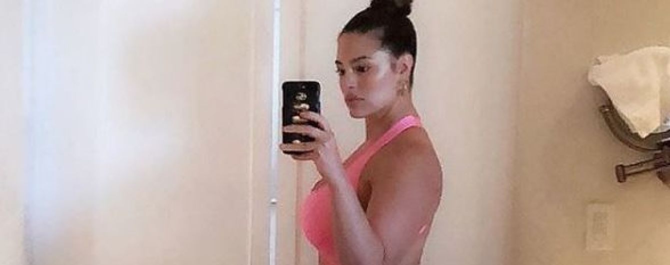 Plus-size модель Ешлі Грем продемонструвала пишні форми в купальнику