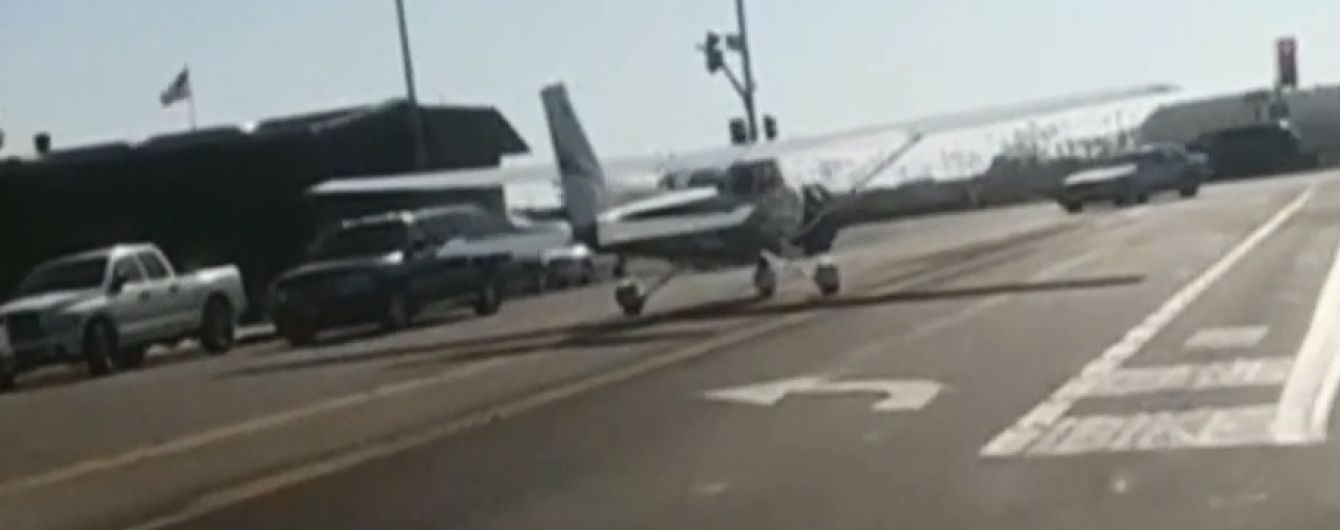 В США студентке удалось посадить аварийный самолет на оживленную трассу