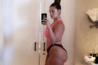 Plus-size модель Ешлі Грем продемонструвала пишні форми в купальнику