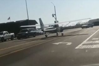 В США студентке удалось посадить аварийный самолет на оживленную трассу