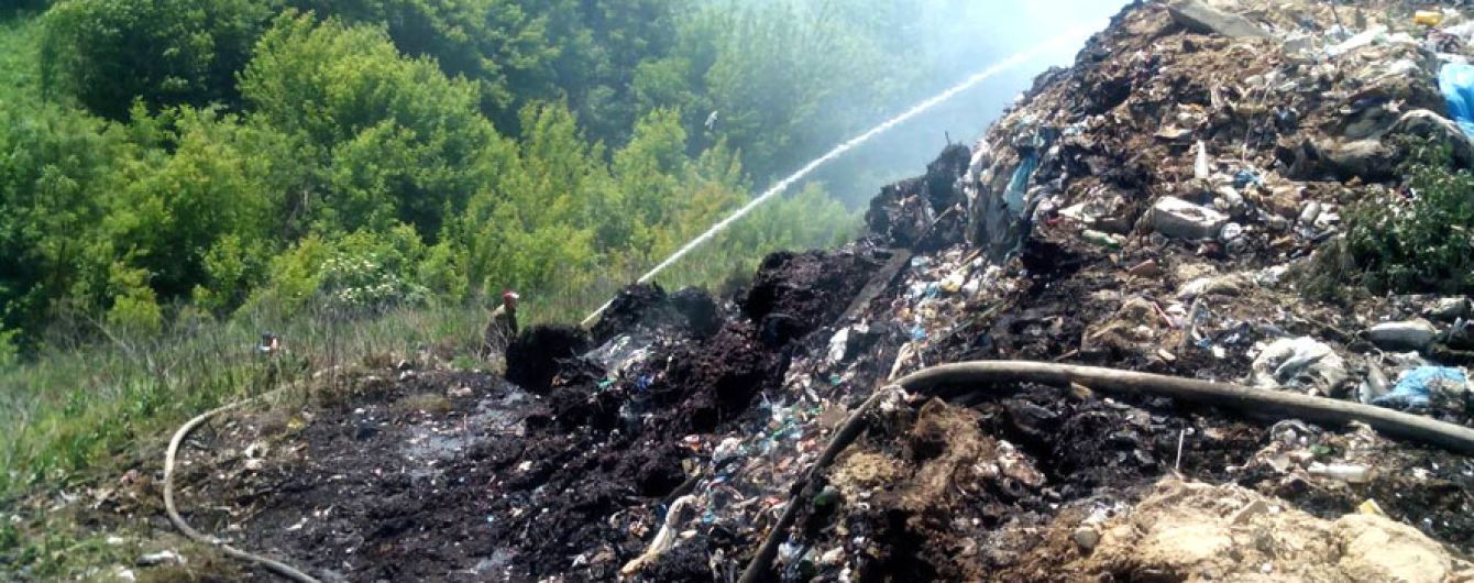 На Полтавщині вже четвертий день ліквідовують пожежу на сміттєзвалищі