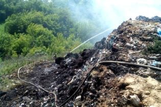 На Полтавщині вже четвертий день ліквідовують пожежу на сміттєзвалищі