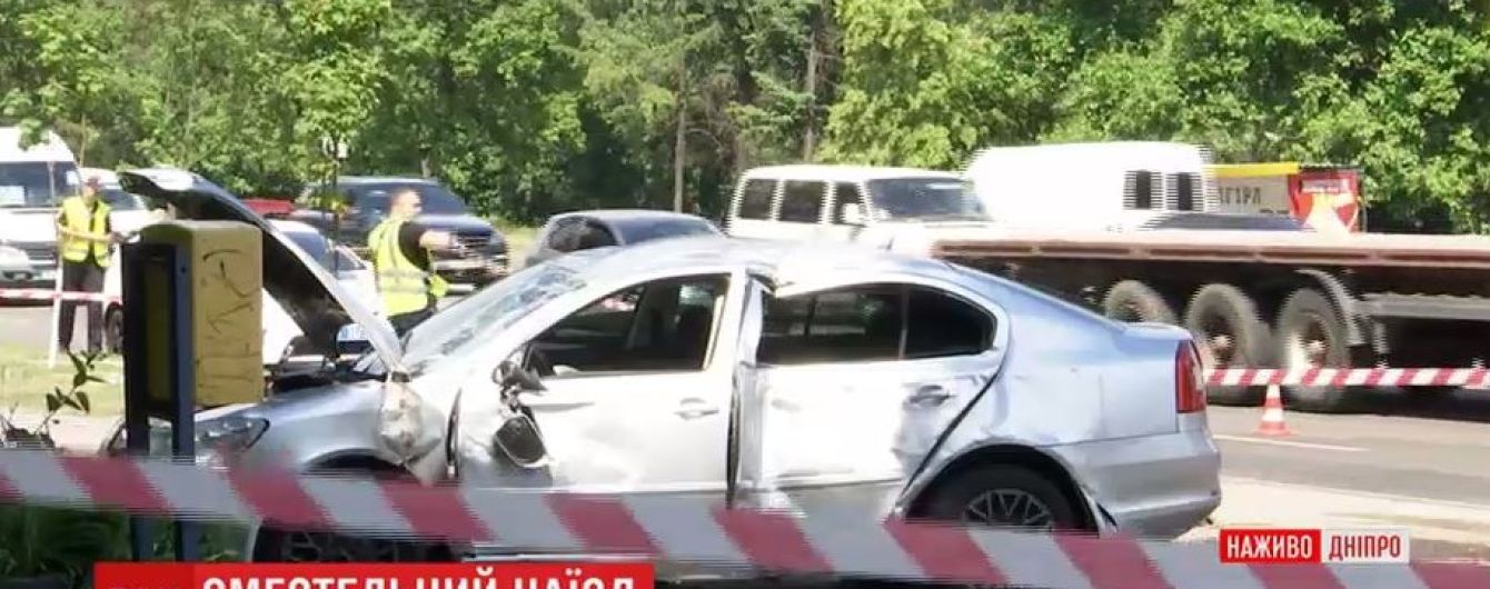 В Днепре легковушка на скорости вылетела на остановку транспорта, где были люди