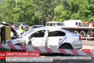 В Днепре легковушка на скорости вылетела на остановку транспорта, где были люди