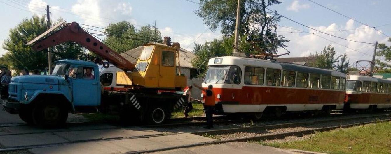 В Харькове подвыпивший мужчина прыгнул под трамвай