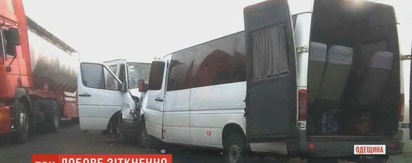 На одесской трассе грузовой микроавтобус врезался в маршрутку