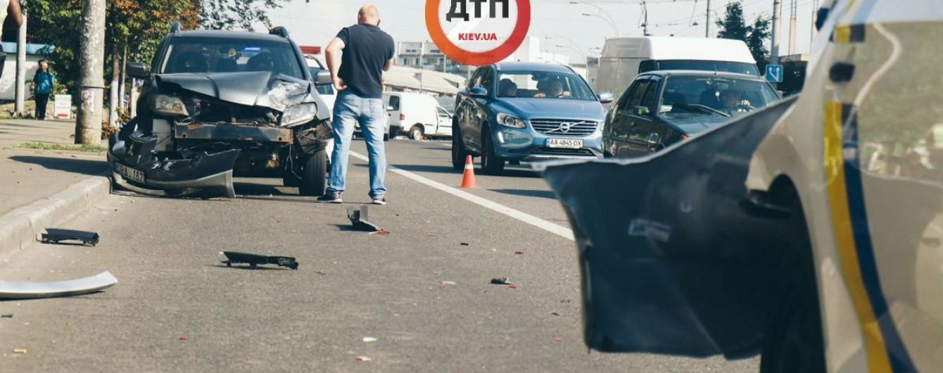Нигериец без прав протаранил полицейский автомобиль