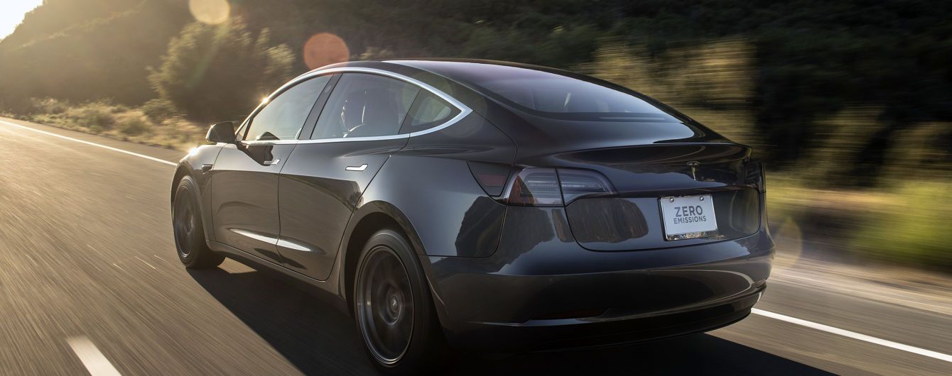 В електрокарах Tesla Model 3 з'явився режим дрифту