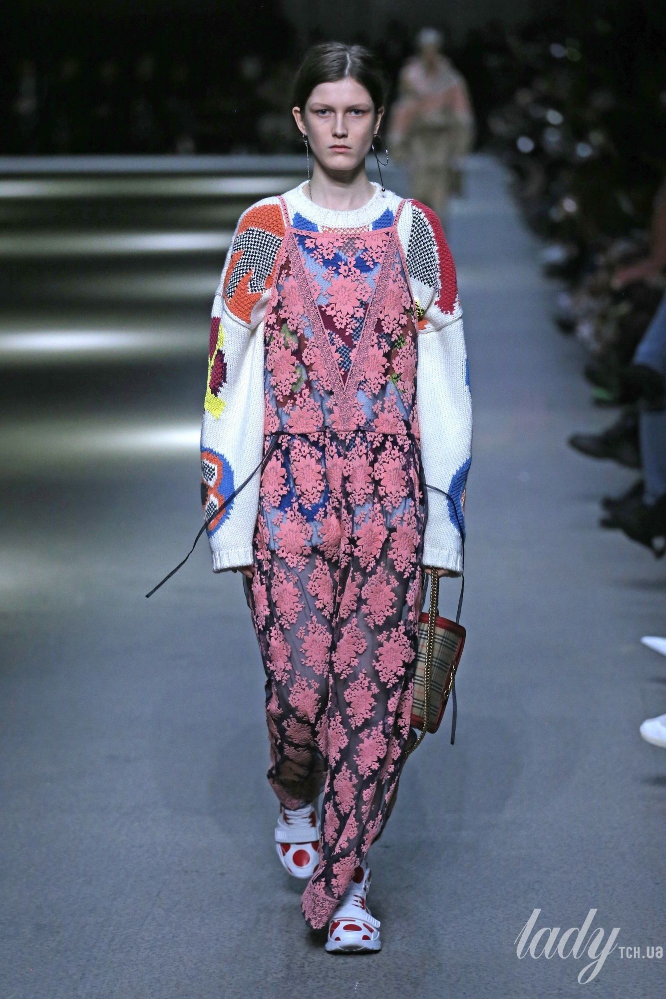 Коллекция Burberry прет-а-порте сезона осень-зима 2018-2019_64