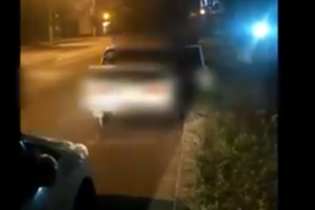 Посеред вулиці п'яний водій сокирою громив свою машину