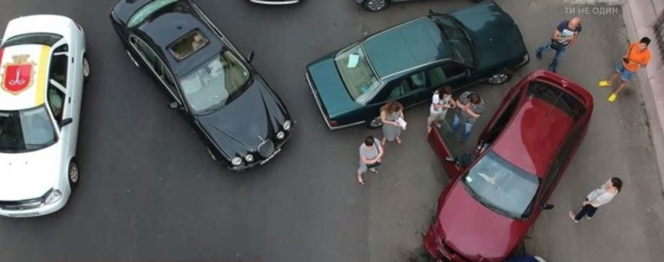 В Одесі нетвереза водійка на Jaguar розтрощила п'ять автівок