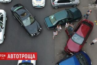 В Одесі нетвереза водійка на Jaguar розтрощила п'ять автівок