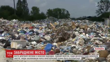 Мусорные войны: в Дрогобыче селяне блокируют свалку, а коммунальщики вываливают отходы под окнами