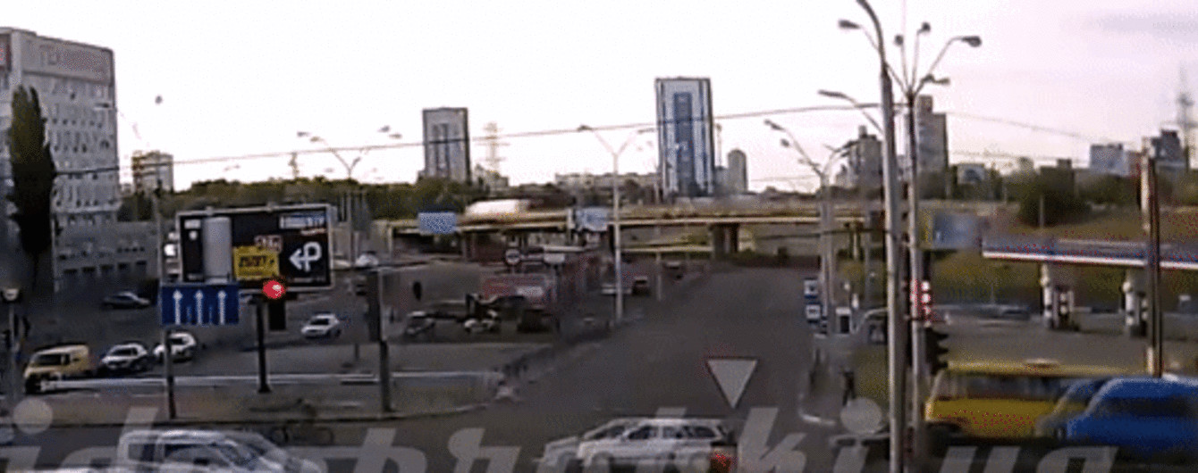 В Киеве маршрутка на переходе сбила женщину, обнародовано видео