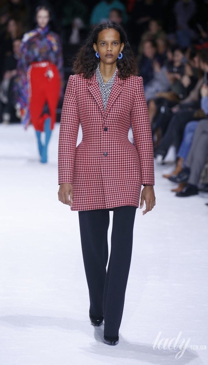   Pre-a-Port-Fall Collection by Balenciaga in Full Screen Mode 