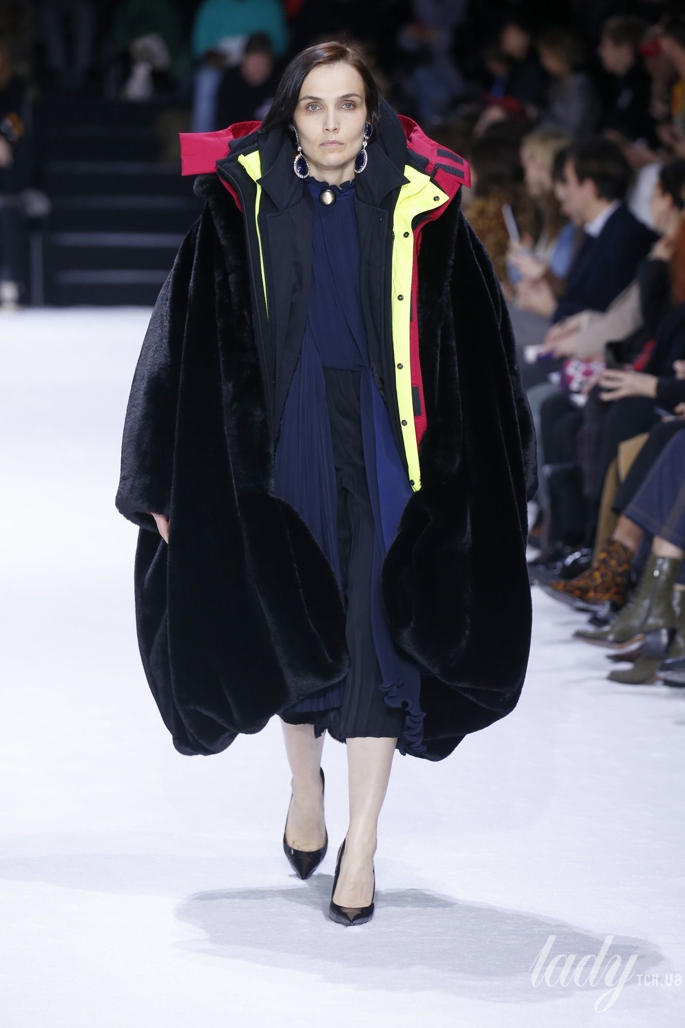 Коллекция Balenciaga прет-а-порте сезона осень-зима 2018-2019_74