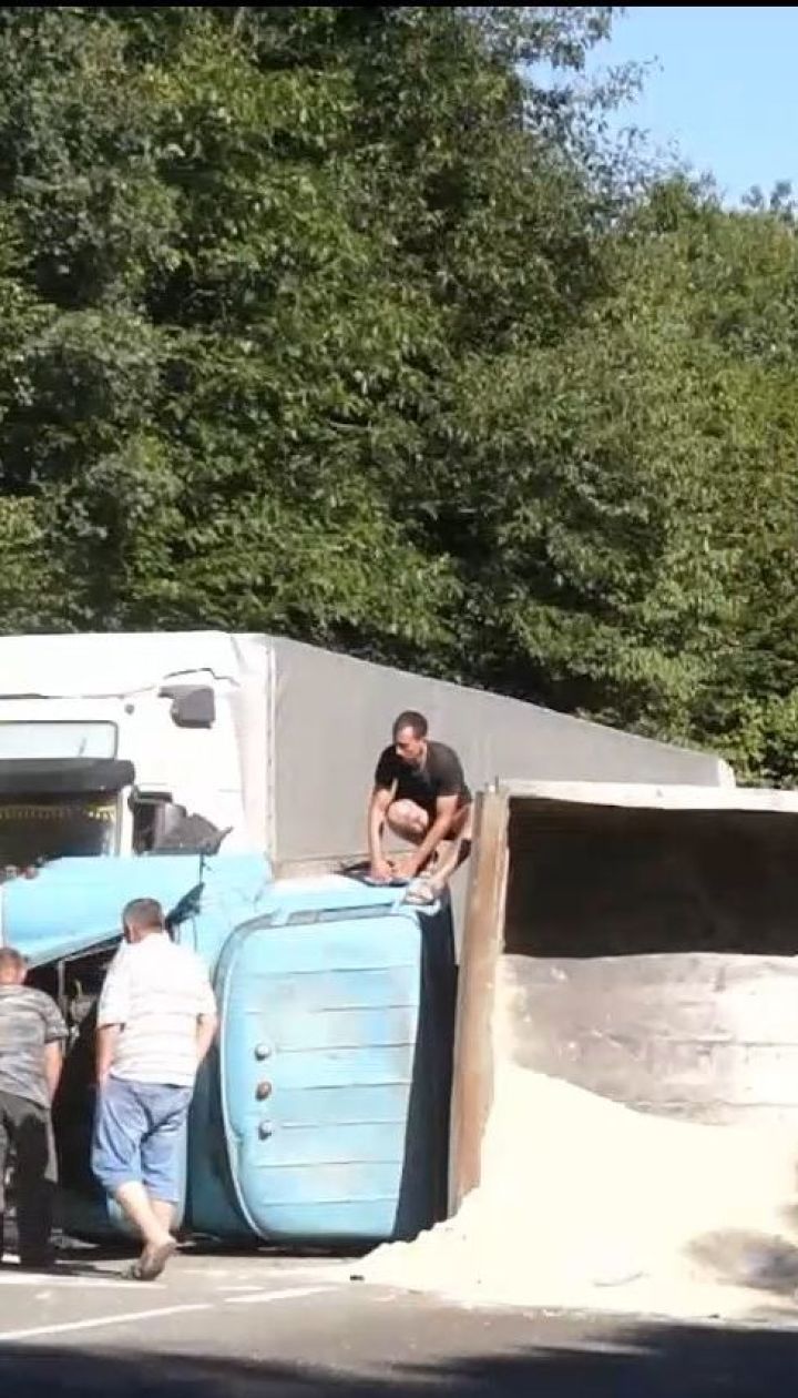 На Прикарпатті рейсовий автобус зіткнувся з вантажівкою, одна людина загинула