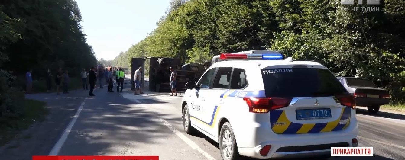 На Прикарпатті у смертельній ДТП перекинулися вантажівка і автобус з людьми