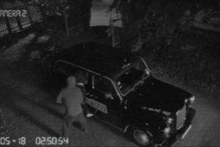 В Лондоне с парковки угнали порнотакси