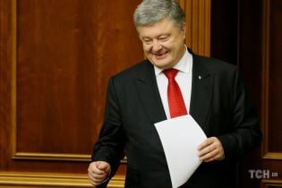 Порошенко поздравил украинцев с Днем Конституции