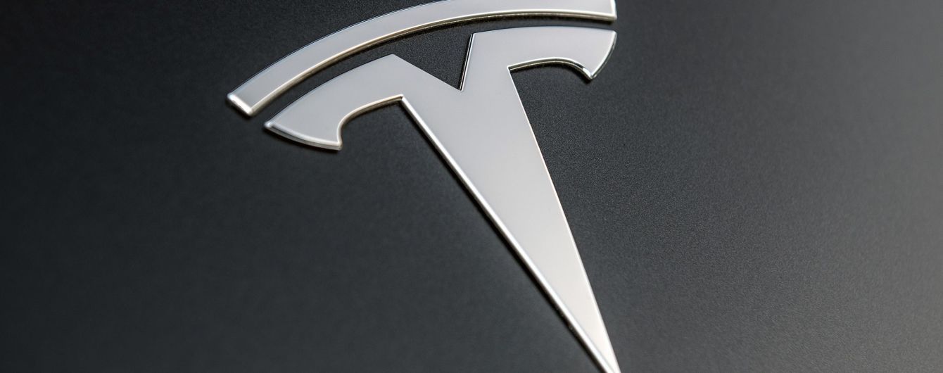 Tesla модернизирует интерьер электрокаров