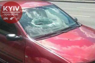 У Києві молодики жбурнули шмат бетону з мосту просто в лобове скло машини. Є постраждалі