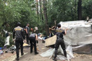 Нацдружини знищили табір ромів у Голосіївському парку