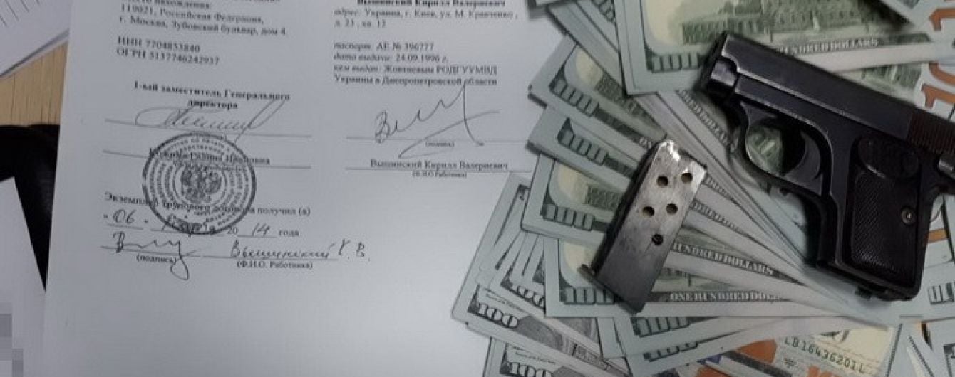 У руководителя "РИА Новости Украина" во время обыска нашли оружие и 200 тысяч долларов