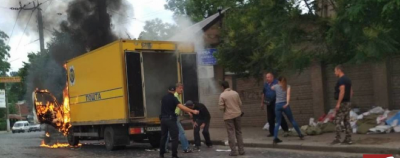 В центре Черновцов вспыхнул грузовик "Укрпочты"