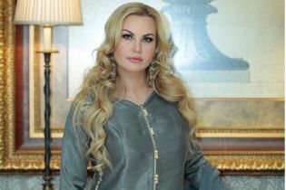 Отличница Камалия похвасталась красным дипломом в конфедератке