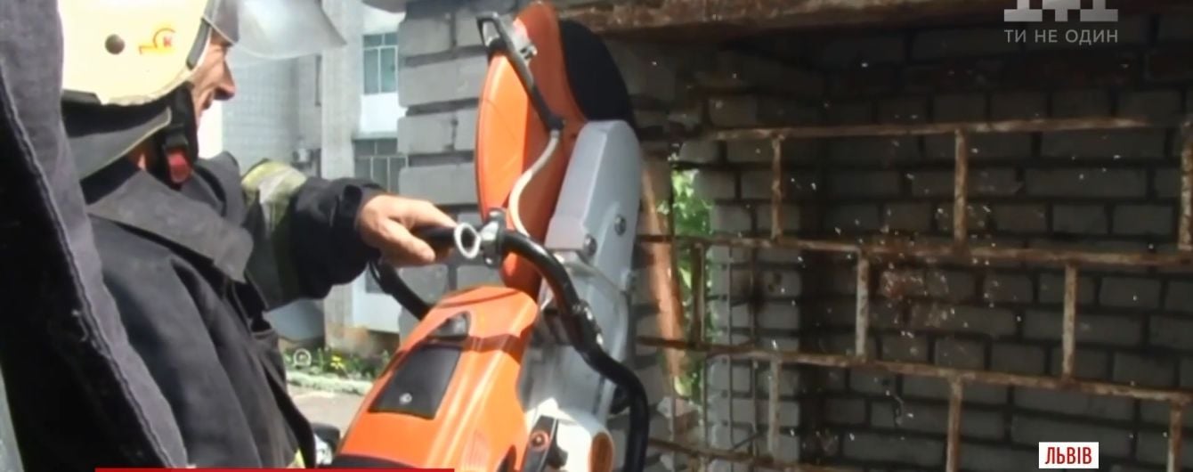 Во Львове 10-летний мальчик застрял в решетке заброшенного "замка"