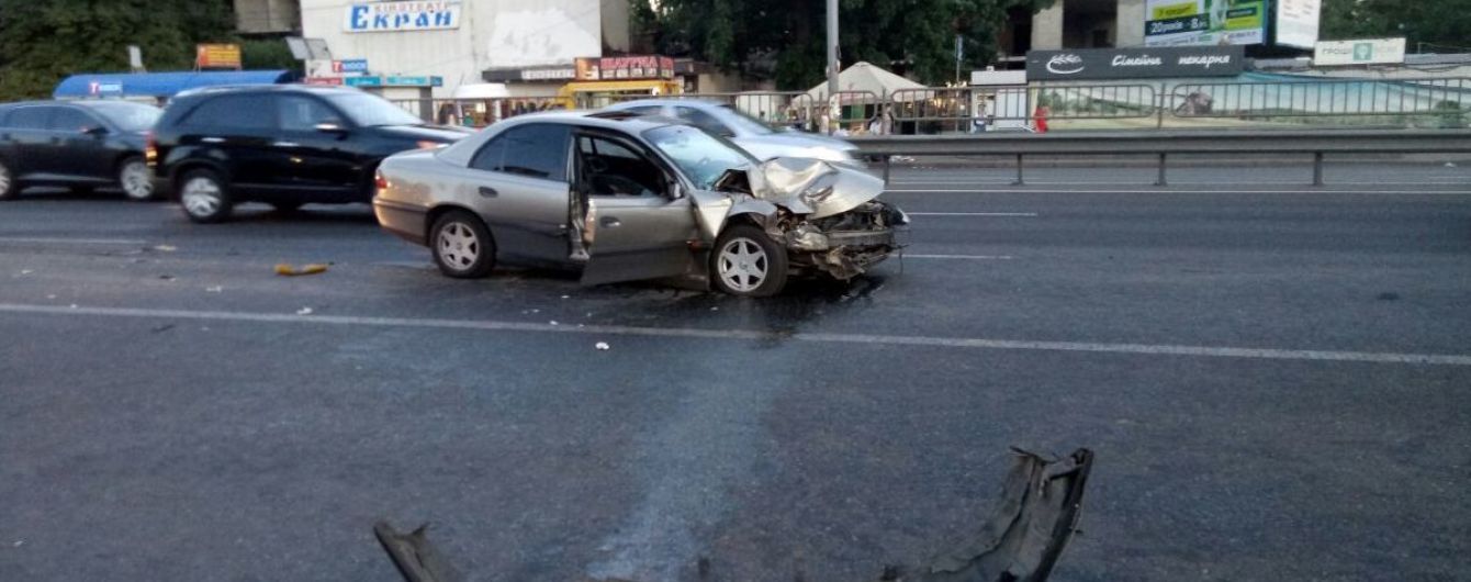 Потрійна аварія у столиці: два легкових авто в'їхали у маршутку