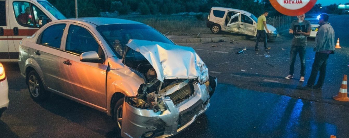 Внаслідок нічної аварії у Києві госпіталізовано чотирьох осіб