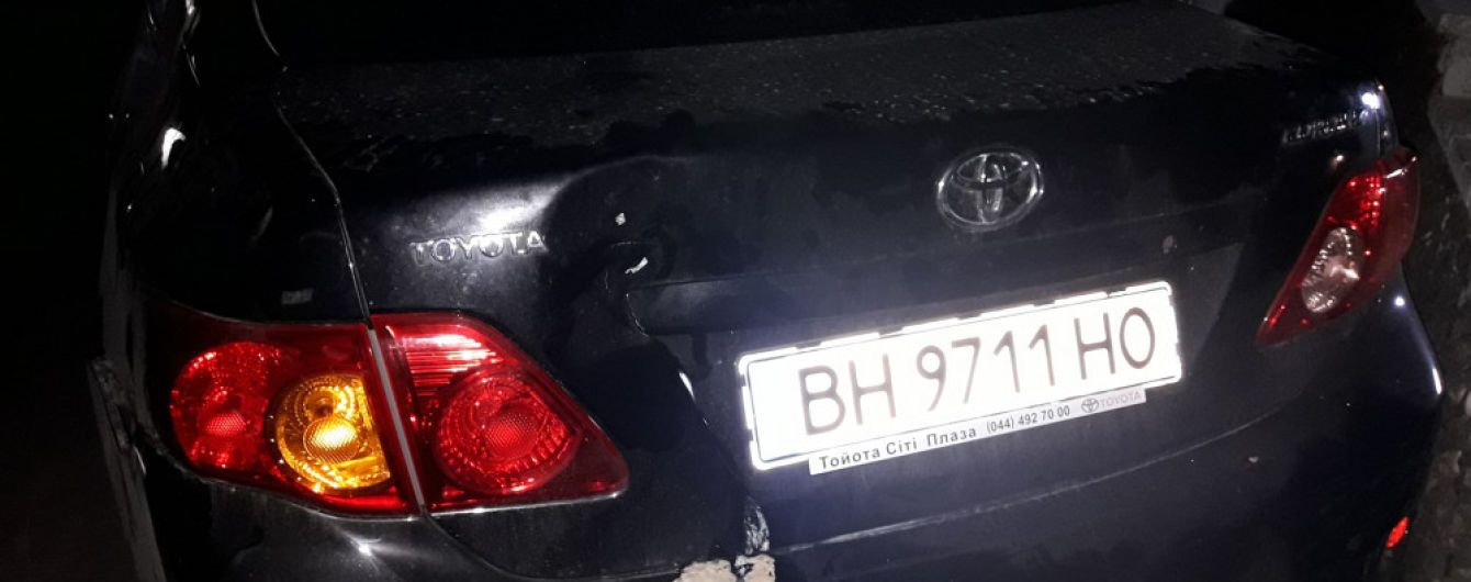 В Одессе автомобиль без водителя скатился по склону и сбил трех женщин